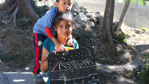 En clase de expresión artística, su favorita, Dulce ha recreado la belleza de las noches junta al lago / Pablo L. Orosa En clase de expresión artística, su favorita, Dulce ha recreado la belleza de las noches junta al lago / Pablo L. Orosa
