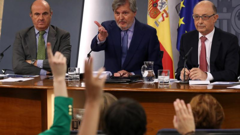 El ministro de Economía, Luis de Guindos (i), el ministro portavoz y de Educación, Iñigo Méndez de Vigo (c), y el ministro de Hacienda y Administraciones Públicas, Cristóbal Montoro. - EFE El ministro de Economía, Luis de Guindos (i), el ministro portavoz y de Educación, Iñigo Méndez de Vigo (c), y el ministro de Hacienda y Administraciones Públicas, Cristóbal Montoro. - EFE