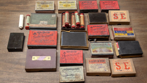 Cajas de placas compradas en el Rastro de Madrid.- PACO GÓMEZ Cajas de placas compradas en el Rastro de Madrid.- PACO GÓMEZ