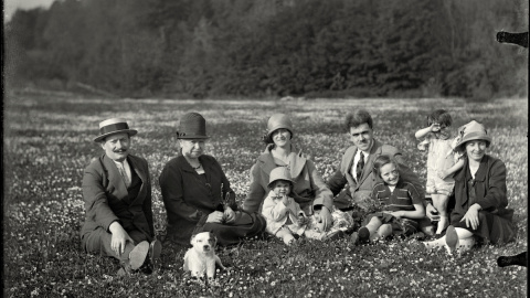 Fotografía de Joseph Wattebled (el segundo adulto por la derecha) durante una jornada en el campo.- JOSEPH WATTEBLED Fotografía de Joseph Wattebled (el segundo adulto por la derecha) durante una jornada en el campo.- JOSEPH WATTEBLED