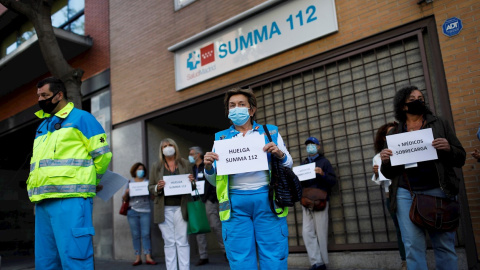 29/09/2020.- Médicos del Summa 112 de Madrid se concentran, este martes, ante uno de los centros médicos del Summa de Madrid para protestar por sus condiciones laborales en medio de la situación de pandemia provocada por el Covid 19. EFE/David Fernánd 29/09/2020.- Médicos del Summa 112 de Madrid se concentran, este martes, ante uno de los centros médicos del Summa de Madrid para protestar por sus condiciones laborales en medio de la situación de pandemia provocada por el Covid 19. EFE/David Fernánd