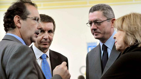 Moix y Gallardón, en el centro. EFE Moix y Gallardón, en el centro. EFE