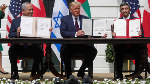 El primer ministro de Israel, Benjamin Netanyahu, el presidente de los Estados Unidos, Donald Trump, y el ministro de Relaciones Exteriores de los Emiratos Árabes Unidos (EAU), Abdullah bin Zayed, muestran sus copias de los acuerdos firmados mientras par El primer ministro de Israel, Benjamin Netanyahu, el presidente de los Estados Unidos, Donald Trump, y el ministro de Relaciones Exteriores de los Emiratos Árabes Unidos (EAU), Abdullah bin Zayed, muestran sus copias de los acuerdos firmados mientras par