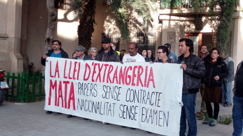Un grup d'immigrants portant una pancarta reivindicativa, abans de començar la tancada a l'església del Sagrat Cor, al barri del Poblenou de Barcelona. / Javier Borràs. Un grup d'immigrants portant una pancarta reivindicativa, abans de començar la tancada a l'església del Sagrat Cor, al barri del Poblenou de Barcelona. / Javier Borràs.