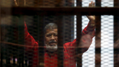 El presidente depuesto de Egipto, Mohamed Mursi, en la cárcel. /REUTERS El presidente depuesto de Egipto, Mohamed Mursi, en la cárcel. /REUTERS