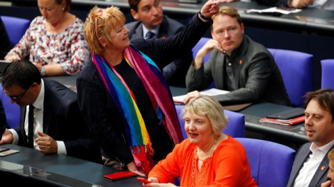 Una parlamentaria luce una bufanda con los colores del arcoiris antes del comienzo del debate sobre la legalización del matrimonio homosexual en el Parlamento alemán. | FELIPE TRUEBA (EFE) Una parlamentaria luce una bufanda con los colores del arcoiris antes del comienzo del debate sobre la legalización del matrimonio homosexual en el Parlamento alemán. | FELIPE TRUEBA (EFE)