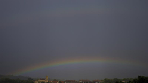Vista de un arco iris sobre el cielo negro de San Sebastián, donde aún este viernes se mantiene la alerta amarilla por fenómenos costeros. | EFE Vista de un arco iris sobre el cielo negro de San Sebastián, donde aún este viernes se mantiene la alerta amarilla por fenómenos costeros. | EFE