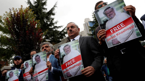 Carteles con la imagen del periodista Jamal Khashoggi. REUTERS Carteles con la imagen del periodista Jamal Khashoggi. REUTERS