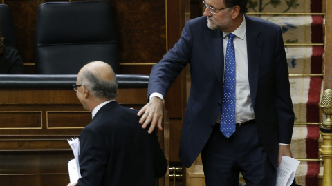 El presidente del Gobierno, Mariano Rajoy, felicita al ministro de Hacienda, Cristóbal Montoro, tras la intervención de éste ante el pleno del Congreso para defender los Presupuestos Generales del Estado para 2016. EFE/Paco Campos El presidente del Gobierno, Mariano Rajoy, felicita al ministro de Hacienda, Cristóbal Montoro, tras la intervención de éste ante el pleno del Congreso para defender los Presupuestos Generales del Estado para 2016. EFE/Paco Campos