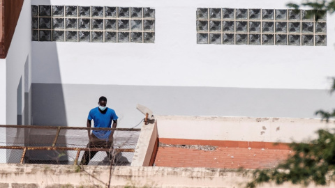 GRAFCAN9705. LAS PALMAS DE GRAN CANARIA (ESPAÑA), 01/10/2020.- Imagen de uno de los inmigrantes recluidos en el Centro de Internamiento de Extranjeros (CIE) de Barranco Seco, en Las Palmas de Gran Canaria, tomada este jueves desde los aledaños a ese esp GRAFCAN9705. LAS PALMAS DE GRAN CANARIA (ESPAÑA), 01/10/2020.- Imagen de uno de los inmigrantes recluidos en el Centro de Internamiento de Extranjeros (CIE) de Barranco Seco, en Las Palmas de Gran Canaria, tomada este jueves desde los aledaños a ese esp