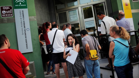 Cola de parados en una oficina del Servicio Andaluz de Empleo/REUTERS Cola de parados en una oficina del Servicio Andaluz de Empleo/REUTERS