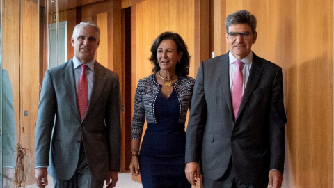 Foto distribuida en su día por el Banco Santander de Andrea Orcel, Ana Botin y Jose Antonio Alvarez, del día en que se anunció el fichaje del italiano como consejero delegado de la entidad, en septiembre de 2018. REUTERS Foto distribuida en su día por el Banco Santander de Andrea Orcel, Ana Botin y Jose Antonio Alvarez, del día en que se anunció el fichaje del italiano como consejero delegado de la entidad, en septiembre de 2018. REUTERS