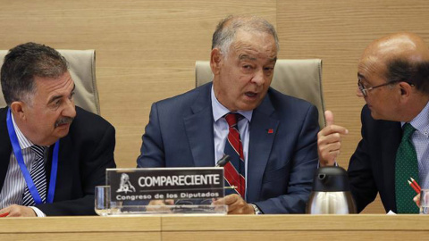 El ex director adjunto operativo de la Policía Eugenio Pino (c), durante su comparecencia en la comisión parlamentaria que investiga el supuesto uso político de los medios del cuerpo por parte del exministro del Interior Jorge Fernández Díaz. A su iz El ex director adjunto operativo de la Policía Eugenio Pino (c), durante su comparecencia en la comisión parlamentaria que investiga el supuesto uso político de los medios del cuerpo por parte del exministro del Interior Jorge Fernández Díaz. A su iz