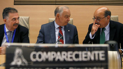 El ex director adjunto operativo de la Policía Eugenio Pino (c), durante su comparecencia en la comisión parlamentaria que investiga el supuesto uso político de los medios del cuerpo por parte del exministro del Interior Jorge Fernández Díaz. A su iz El ex director adjunto operativo de la Policía Eugenio Pino (c), durante su comparecencia en la comisión parlamentaria que investiga el supuesto uso político de los medios del cuerpo por parte del exministro del Interior Jorge Fernández Díaz. A su iz