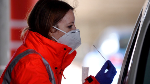 Toma de muestras “Covid-Auto” para la posterior realización de test PCR de detección del coronavirus. EFE/Nacho Gallego/Archivo Toma de muestras “Covid-Auto” para la posterior realización de test PCR de detección del coronavirus. EFE/Nacho Gallego/Archivo