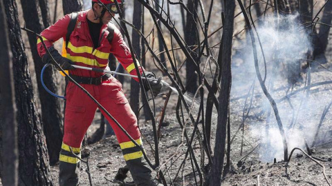 Un bombero trabaja en la extinción del incendio en Sierra Calderona. | MIGUEL ÁNGEL POLO Un bombero trabaja en la extinción del incendio en Sierra Calderona. | MIGUEL ÁNGEL POLO