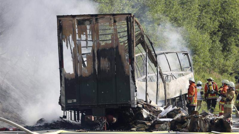 Los bomberos trabajan junto a los restos calcinados de un autobús en la carretera A9 en la zona de Núremberg cercana a Münchberg (Alemania). | STEPHAN FRICKE (EFE) Los bomberos trabajan junto a los restos calcinados de un autobús en la carretera A9 en la zona de Núremberg cercana a Münchberg (Alemania). | STEPHAN FRICKE (EFE)