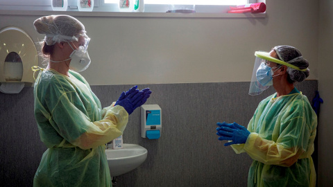 Dos profesionales sanitarias se lavan las manos. - EFE