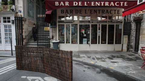 Un bar cerrado en París. - EFE
