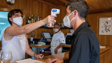 Trabajadores de un restaurante toman la temperatura a un cliente | EFE
