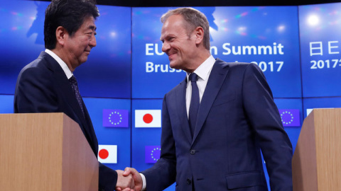 El primer ministro de Japón, Shinzo Abe, y el presidente del Consejo Europeo, Donald Tusk /REUTERS El primer ministro de Japón, Shinzo Abe, y el presidente del Consejo Europeo, Donald Tusk /REUTERS