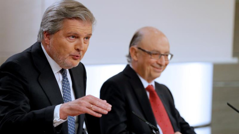 El portavoz del Gobierno, Iñigo Méndez de Vigo, y el ministro de Hacienda, Cristóbal Montoro, en la rueda de prensa posterior al Consejo de Ministros. EFE/Ángel Díaz El portavoz del Gobierno, Iñigo Méndez de Vigo, y el ministro de Hacienda, Cristóbal Montoro, en la rueda de prensa posterior al Consejo de Ministros. EFE/Ángel Díaz