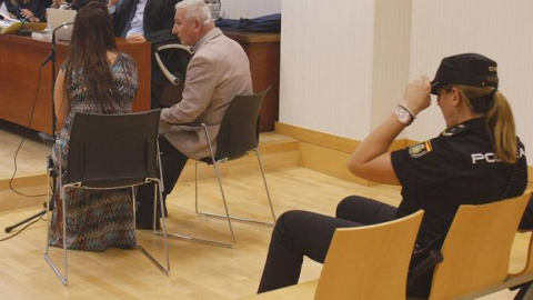 El hombre británico de 77 años, acusado de asesinar a su pareja sentimental a bastonazos en San Miguel de Salinas, durante la celebración del juicio en la sala de la Audiencia Provincial en Elche /EFE El hombre británico de 77 años, acusado de asesinar a su pareja sentimental a bastonazos en San Miguel de Salinas, durante la celebración del juicio en la sala de la Audiencia Provincial en Elche /EFE