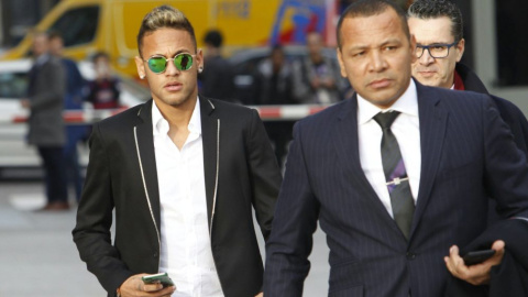 Neymar y su padre cuando declararon en la Audiencia Nacional. /EFE Neymar y su padre cuando declararon en la Audiencia Nacional. /EFE