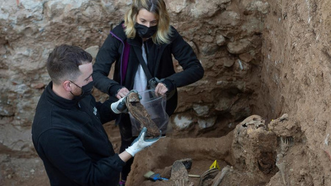 Los trabajos de exhumación en la fosa del cementerio civil de Guadalajara, como parte de la labor de la Asociacion para la Recuperacion de la Memoria Histórica. EFE/ Nacho Izquierdo Los trabajos de exhumación en la fosa del cementerio civil de Guadalajara, como parte de la labor de la Asociacion para la Recuperacion de la Memoria Histórica. EFE/ Nacho Izquierdo