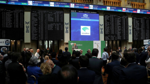 El presidente de Unicaja, Manuel Azuaga, en el patio de negociación de la Bolsa de Madrid, en el estreno bursátil de la entidad. EFE