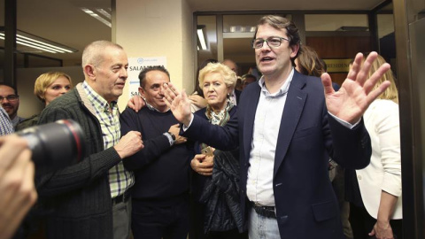 El próximo presidente del PP de Castilla y León, el alcalde de Salamanca Alfonso Fernández Mañueco (d), tras conocer que ha vencido al alcalde de León, Antonio Silván, en las primarias. EFE/J.M.GARCIA El próximo presidente del PP de Castilla y León, el alcalde de Salamanca Alfonso Fernández Mañueco (d), tras conocer que ha vencido al alcalde de León, Antonio Silván, en las primarias. EFE/J.M.GARCIA