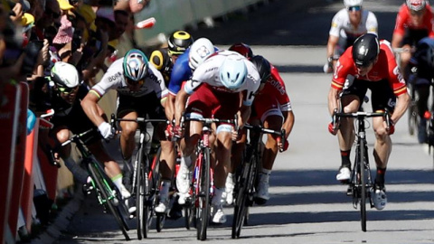 El ciclista eslovaco del equipo Bora Hansgrohe Peter Sagan (2i) empuja al inglés del equipo Dimension Data Mark Cavendish (i) durante el esprint final de la 4ª etapa del Tour de Francia. /EFE El ciclista eslovaco del equipo Bora Hansgrohe Peter Sagan (2i) empuja al inglés del equipo Dimension Data Mark Cavendish (i) durante el esprint final de la 4ª etapa del Tour de Francia. /EFE