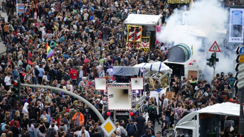 La Policía alemana utiliza cañones de agua para disolver una protesta contra el G-20 en Hamburgo. EUROPA PRESS La Policía alemana utiliza cañones de agua para disolver una protesta contra el G-20 en Hamburgo. EUROPA PRESS
