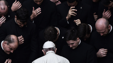 El Papa Francisco reza con los sacerdotes al final de una audiencia pública limitada en el patio de San Dámaso en el Vaticano | Filippo MONTEFORTE / AFP El Papa Francisco reza con los sacerdotes al final de una audiencia pública limitada en el patio de San Dámaso en el Vaticano | Filippo MONTEFORTE / AFP