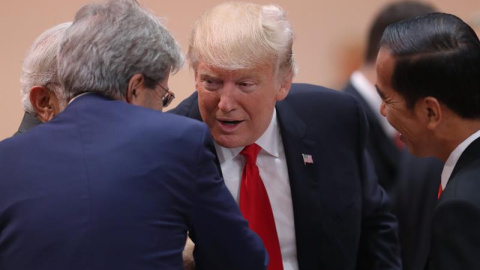 El presidente Trump saluda a otros líderes durante un momento de este sábado.- EFE El presidente Trump saluda a otros líderes durante un momento de este sábado.- EFE