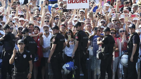 Seguidores del del líder opositor turco Kemal Kiliçdaroglu gritan consignas durante la pacífica Marcha por la Justicia desde Ankara a Estambul, el domingo 9 de julio. | ERDEM SAHIN (EFE) Seguidores del del líder opositor turco Kemal Kiliçdaroglu gritan consignas durante la pacífica Marcha por la Justicia desde Ankara a Estambul, el domingo 9 de julio. | ERDEM SAHIN (EFE)