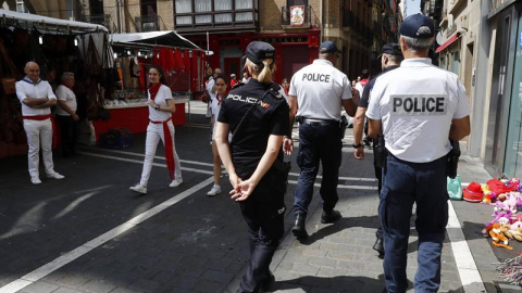 Dos agentes de la Policía francesa patrullan, por primera vez durante los Sanfermines, junto con agentes del Cuerpo Nacional de Policía. - EFE Dos agentes de la Policía francesa patrullan, por primera vez durante los Sanfermines, junto con agentes del Cuerpo Nacional de Policía. - EFE