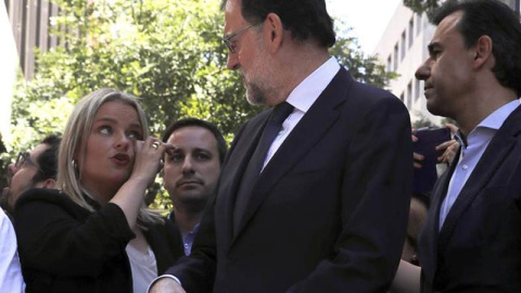 Marimar Blanco habla con Mariano Rajoy en el homenaje a su hermano. | JUAN CARLOS HIDALGO (EFE) Marimar Blanco habla con Mariano Rajoy en el homenaje a su hermano. | JUAN CARLOS HIDALGO (EFE)