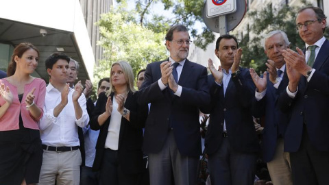 El presidente del Gobierno y del PP, Mariano Rajoy, junto a Marimar Blanco y otros dirigentes del PP en el despliegue de la pancarta en la sede del partido. | JUAN CARLOS HIDALGO (EFE) El presidente del Gobierno y del PP, Mariano Rajoy, junto a Marimar Blanco y otros dirigentes del PP en el despliegue de la pancarta en la sede del partido. | JUAN CARLOS HIDALGO (EFE)