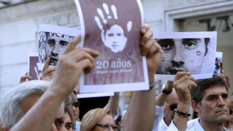 Varias de las personas participan esta tarde en una céntrica calle de Valladolid en el homenaje organizado por el PP de esta ciudad al concejal Miguel Ángel Blanco. /EFE Varias de las personas participan esta tarde en una céntrica calle de Valladolid en el homenaje organizado por el PP de esta ciudad al concejal Miguel Ángel Blanco. /EFE