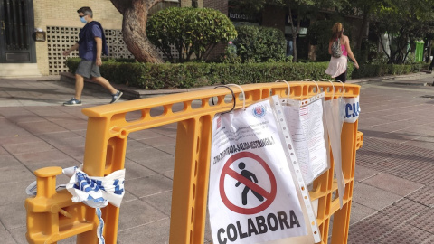 Una valla demarcadora con información en el exterior del Centro Reyes Católicos del área sanitaria de San Sebastián de los Reyes. /EFE Una valla demarcadora con información en el exterior del Centro Reyes Católicos del área sanitaria de San Sebastián de los Reyes. /EFE