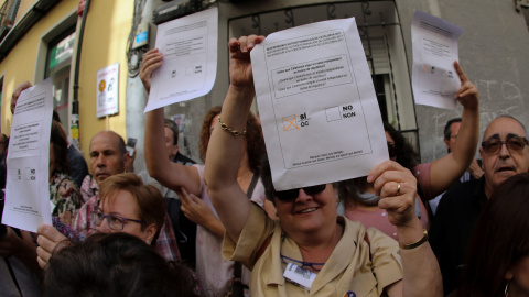 Varios manifestantes en el acto de "Madrileños por el derecho a decidir" se concentran a las puertas del Teatro del Barrio en Malasaña sujetando papeletas del referéndum del 1 de octubre. REUTERS/Sergio Pérez Varios manifestantes en el acto de "Madrileños por el derecho a decidir" se concentran a las puertas del Teatro del Barrio en Malasaña sujetando papeletas del referéndum del 1 de octubre. REUTERS/Sergio Pérez