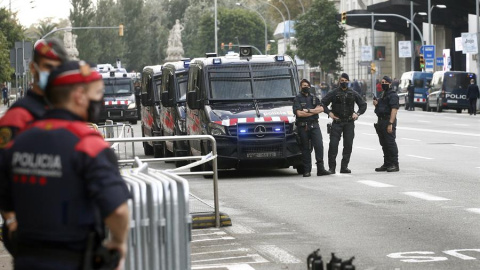 Los Mossos d'Esquadra han blindado los alrededores de la Estación de Francia de Barcelona, en un amplio dispositivo policial con motivo de la visita del rey Felipe VI y del presidente del Gobierno, Pedro Sánchez, ante la que varias organizaciones indepe Los Mossos d'Esquadra han blindado los alrededores de la Estación de Francia de Barcelona, en un amplio dispositivo policial con motivo de la visita del rey Felipe VI y del presidente del Gobierno, Pedro Sánchez, ante la que varias organizaciones indepe