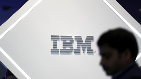 Un hombre parado cerca de un logo de IBM en el Mobile World Congress en Barcelona, en febrero de 2019. REUTERS/Sergio Perez Un hombre parado cerca de un logo de IBM en el Mobile World Congress en Barcelona, en febrero de 2019. REUTERS/Sergio Perez