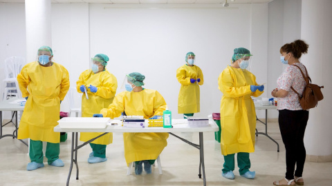 Varios sanitarios realizan un cribado masivo para la detección de la covid-19 a los vecinos de la localidad malagueña de Villanueva de la Concepción. EFE/Daniel Pérez/Archivo