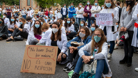 Decenas de médicos internos residentes (MIR) durante una concentración ante la consellería de Salud de la Generalitat, en Barcelona. - EFE/Enric Fontcuberta Decenas de médicos internos residentes (MIR) durante una concentración ante la consellería de Salud de la Generalitat, en Barcelona. - EFE/Enric Fontcuberta
