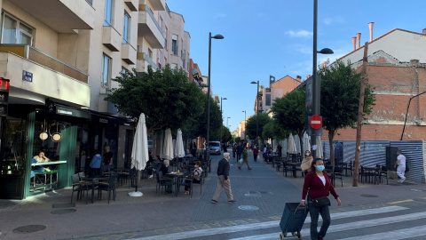Varias personas caminan por una calle de Getafe. EFE/Jesús Valbuena/Archivo