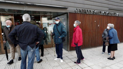 Un grupo de personas esperan en el exterior de un centro de salud de Pamplona para ponerse la vacuna contra la gripe en el primer día de campaña en la comunidad foral. - EFE Un grupo de personas esperan en el exterior de un centro de salud de Pamplona para ponerse la vacuna contra la gripe en el primer día de campaña en la comunidad foral. - EFE