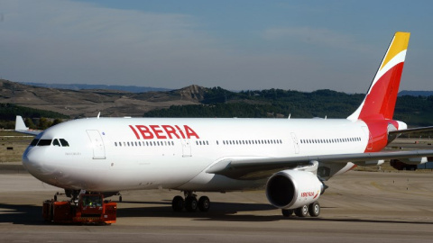 Un avión de Iberia en el aeropuerto de Madrid-Barajas. - AFP Un avión de Iberia en el aeropuerto de Madrid-Barajas. - AFP