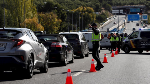 Uno de los controles puestos por la Policía Nacional en un acceso a la capital. - EFE Uno de los controles puestos por la Policía Nacional en un acceso a la capital. - EFE